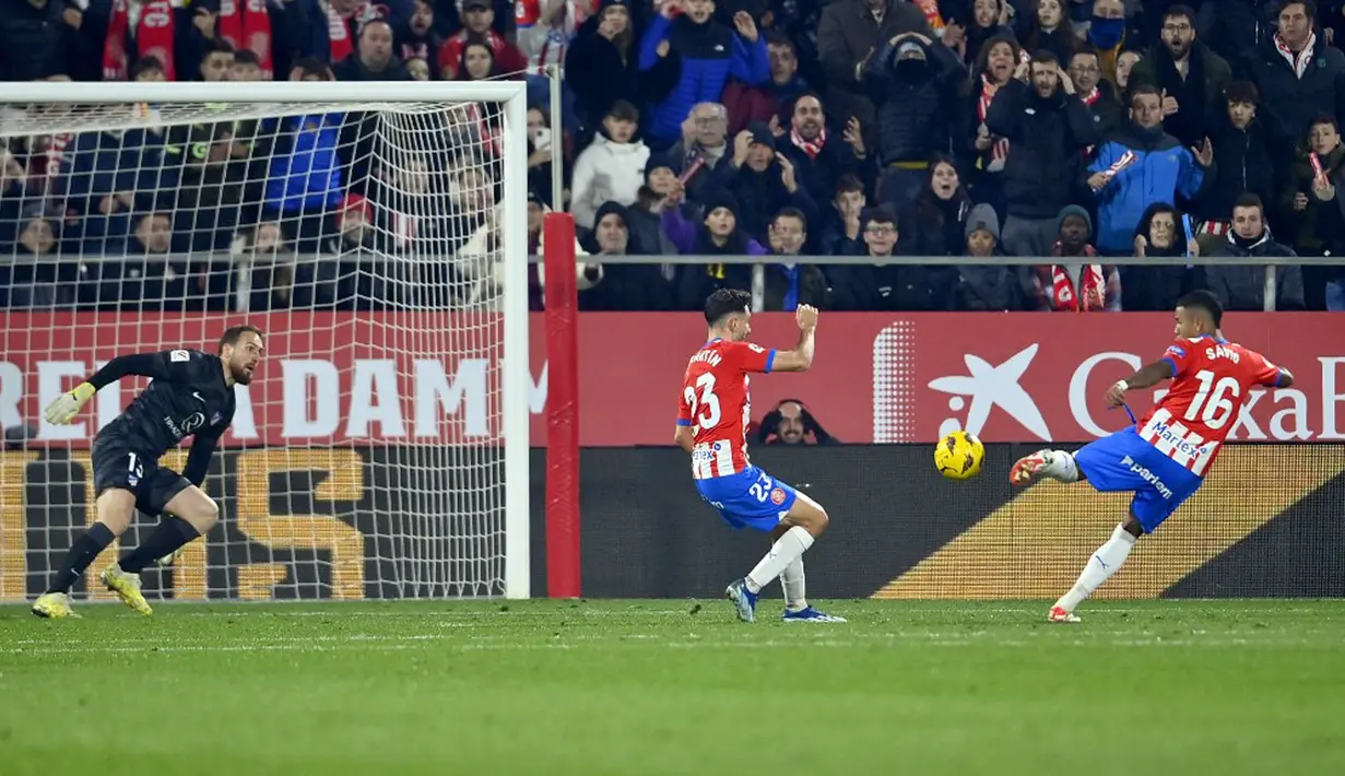 Berkat hasil ini, Girona di peringkat dua berhak kembali menyamai poin milik sang pemuncak klasemen, Real Madrid, yakni 48. Sementara itu, Atletico menduduki peringkat ketiga dengan poin 38. (Pau BARRENA/AFP)