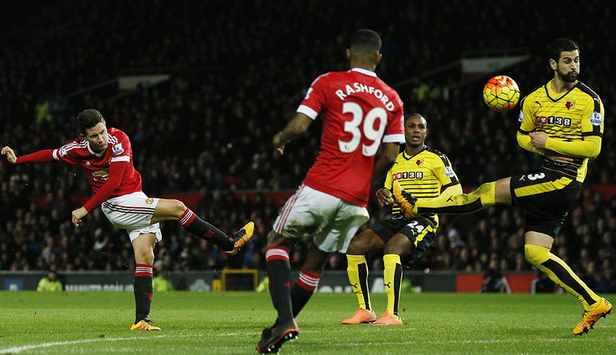 Gelandang Manchester United, Ander Herrera, melakukan tembakan ke arah gawang Watford. Pada laga itu wasit mengeluarkan tiga kartu kuning. (Reuters/Jason Cairnduff)