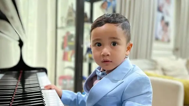 Transformasi Gaya Rayyanza Main Piano, Dulu Masih Pakai Popok Kini Elegan Pakai Jas (credit: https://www.instagram.com/newsrans/).
