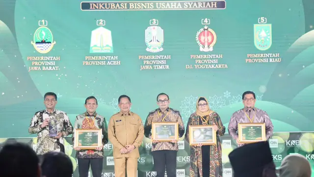 Menteri Dalam Negeri (Mendagri) Muhammad Tito Karnavian menyerahkan Anugerah Adinata Syariah 2026 kepada sejumlah pemerintah daerah (Pemda) berprestasi. (Dok. Istimewa)