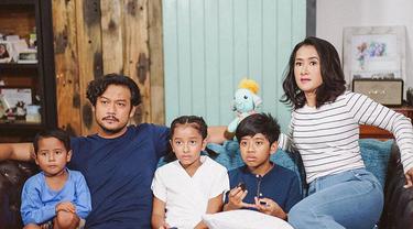 Peluk Hangat Widi Mulia Untuk Dwi Sasono Yang Akan Segera Bebas News Entertainment Fimela Com