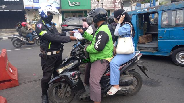 Anggota Satlantas Polres Metro Depok memberikan himbauan kepada pengendara pada operasi Keselamatan Jaya.
