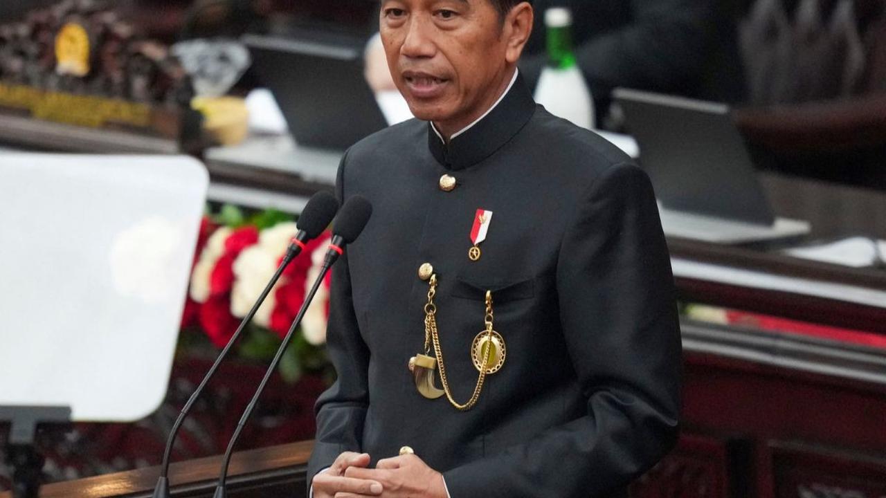 Presiden Joko Widodo atau Jokowi menyampaikan pidato kenegaraan dalam Sidang Tahunan MPR 2024 di Kompleks Parlemen Senayan, Jakarta, Jumat (16/8/2024). Dalam pidatonya, Jokowi menyinggung transisi kepemimpinan yang akan berganti kepada Presiden terpilih P