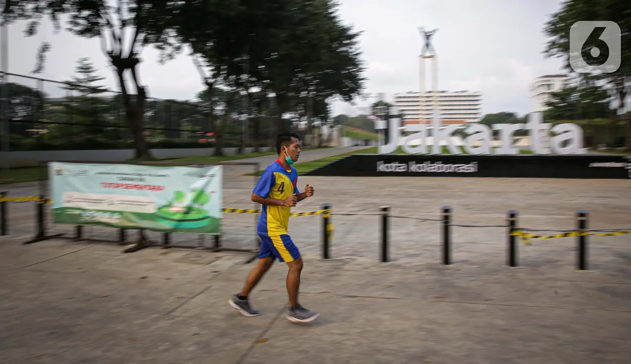 Warga berolahraga di kawasan Lapangan Banteng, Jakarta, Kamis (19/8/2021). Pelonggaran aturan berolahraga di ruang terbuka dimungkinkan pada zona yang dianggap aman dan memiliki sedikit kasus penyebaran COVID-19. (Liputan6.com/Faizal Fanani)