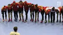 Pemain bola tangan putri Indonesia memberi penghormatan pada tim Hong Kong usai kualifikasi posisi 7-8 Bola Tangan Putri Asian Games 2018 di Jakarta, Rabu (29/8). Indonesia menyerah 16-30. (Liputan6.com/Helmi Fithriansyah)