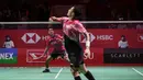 Pebulutangkis tunggal putra Indonesia, Jonatan Chirstie (kanan) melakukan backhand smash ke arah pebulutangkis tunggal putra Indonesia, Chico Aura Dwi Wardoyo pada laga final Indonesia Masters 2023 yang berlangsung di Istora Senayan, Jakarta, Minggu (29/01/2023). Jonatan Christie menang atas Chico dengan skor 21-15 dan 21-13. (Bola.com/Bagaskara Lazuardi)