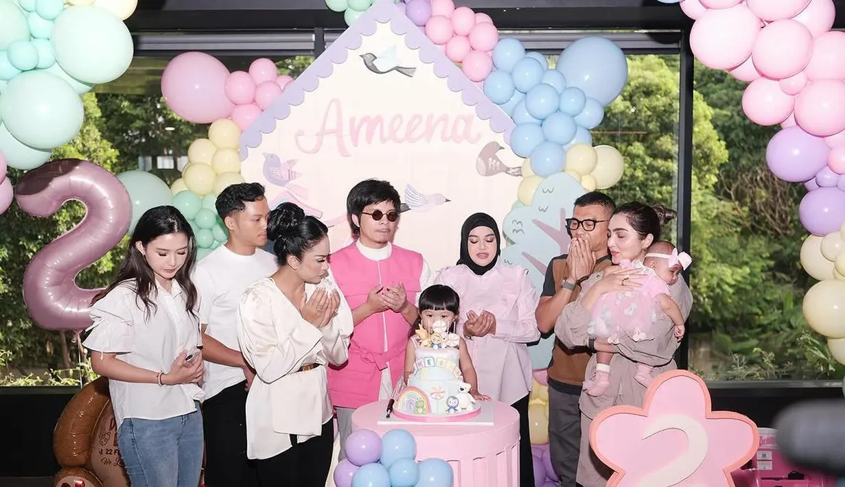 Sarah Menzel tampil paling santai dengan kemeja putih dan celana jeans. [@attahalilintar]