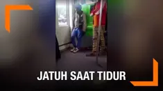 Tampaknya bocah ini begitu keletihan sampai-sampai ia tertidur sambil berdiri di kereta. Namun, hal memalukan terjadi saat si bocah tertidur.