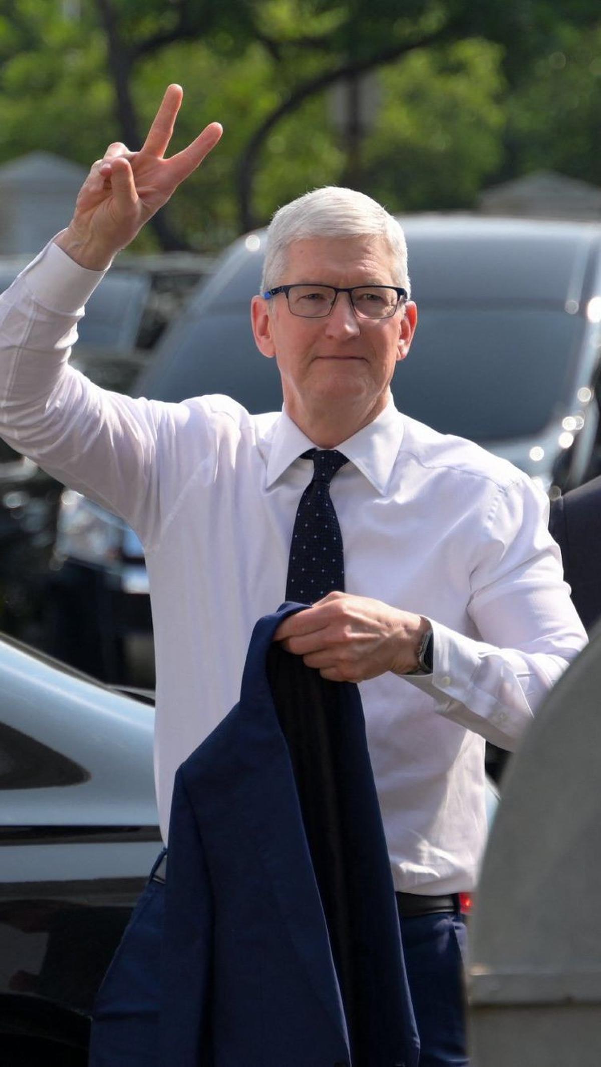 Dalam momen tersebut Tim Cook terlihat tampil rapi dengan kemeja putih dan dasi yang dibalut setelan jas biru.&nbsp;Foto: Bay Ismoyo/AFP
