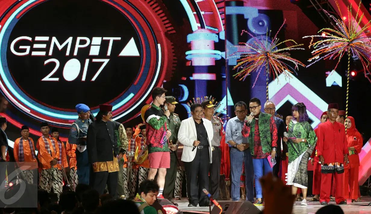 Plt Gubernur DKI Jakarta Soni Sumarsono bersama sejumlah pengisi acara memeriahkan konser pergantian tahun Gempita 2017 di Ancol, Jakarta, Minggu (1/1). Perayaan malam tahun baru di Ancol juga dimeriahkan pesta kembang api. (Liputan6.com/Angga Yuniar)