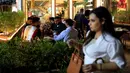 Pria Irak merokok shisha di sebuah kafe di Baghdad, Irak, 4 April 2019. (REUTERS/Thaier al-Sudani)