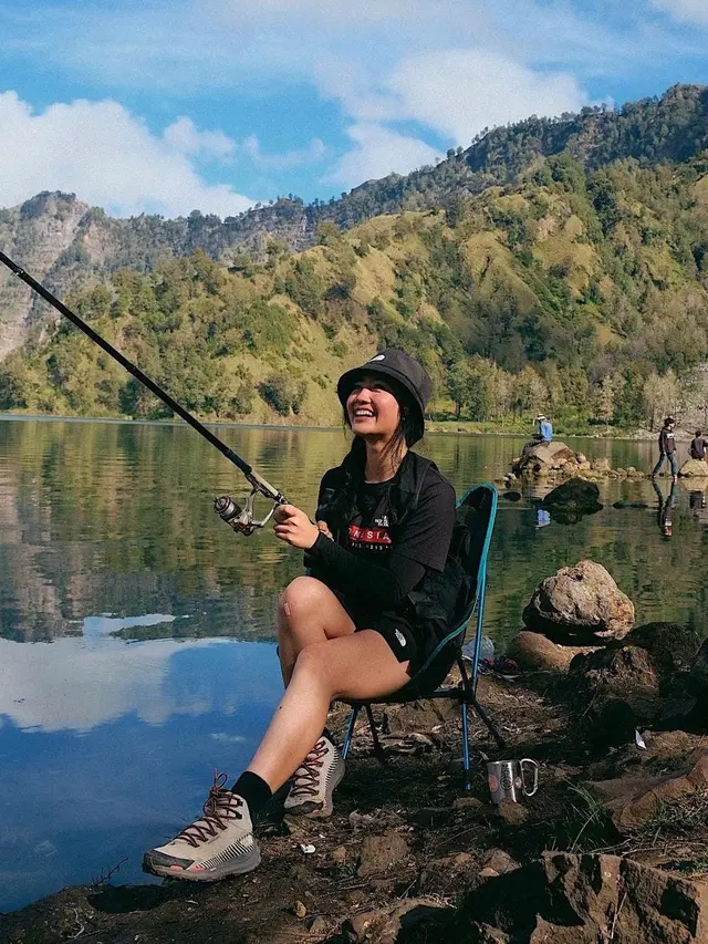 Inspirasi Outfit Liburan Febby Rastanty