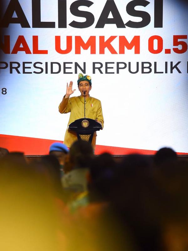 Presiden Jokowi memberikan sambutan pada sosialisasi PPh final UMKM di Sanur, Sabtu (23/6). Mengenakan pakaian adat Bali, Jokowi mensosialisasikan penurunan tarif pajak PPh kepada lebih dari seribu pelaku usaha. (Liputan6.com/Pool/Biro Pers Setpres)