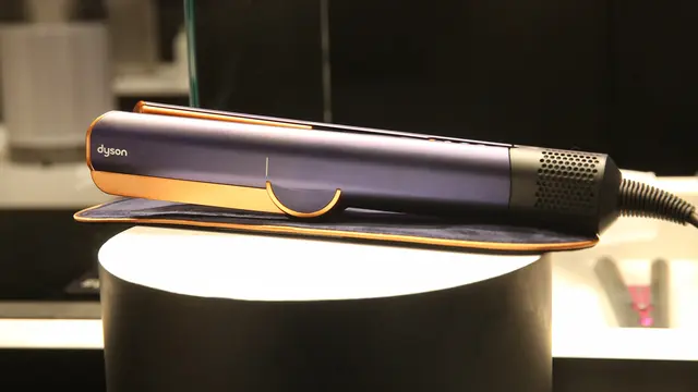 Dyson AirstraitTM Straightener untuk Mengeringkan dan Meluruskan Rambut. [Fimela/Adrian Putra]
