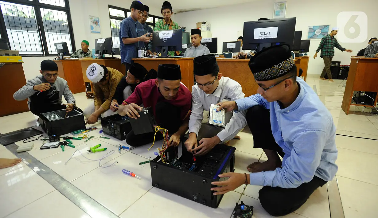 Aktivitas santri saat kegiatan belajar dalam kelas di Pesantren Teknologi Informasi dan Komunikasi (PeTIK) di Rangkapan Jaya, Pancoran Mas Depok, Jawa Barat, Senin (31/10/2022). Setiap tahunnya  50  santri dari seluruh Indonesia belajar secara gratis mengenai komputer, program dan jaringannya di  Pesantren Teknologi untuk dhuafa ini yang sumber pendanaannya berasal dari potongan gaji karyawan PLN dan dikelola Yayasan Baitul Maal (YBM) PLN. (merdeka.com/Arie Basuki)