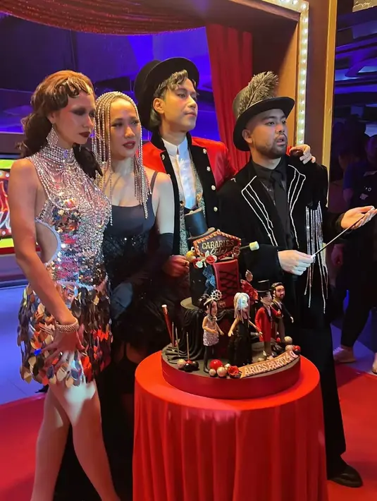 Ranggaz Laksmana tampil serba hitam. Ia memadukan kemeja berdasi Panjang, ditumpuk jas oversized dengan sentuhan hiasan bling-bling, celana panjang, sepatu, dan topi dengan detail bulu yang dramatis. [Foto: Instagram/bclfansss]