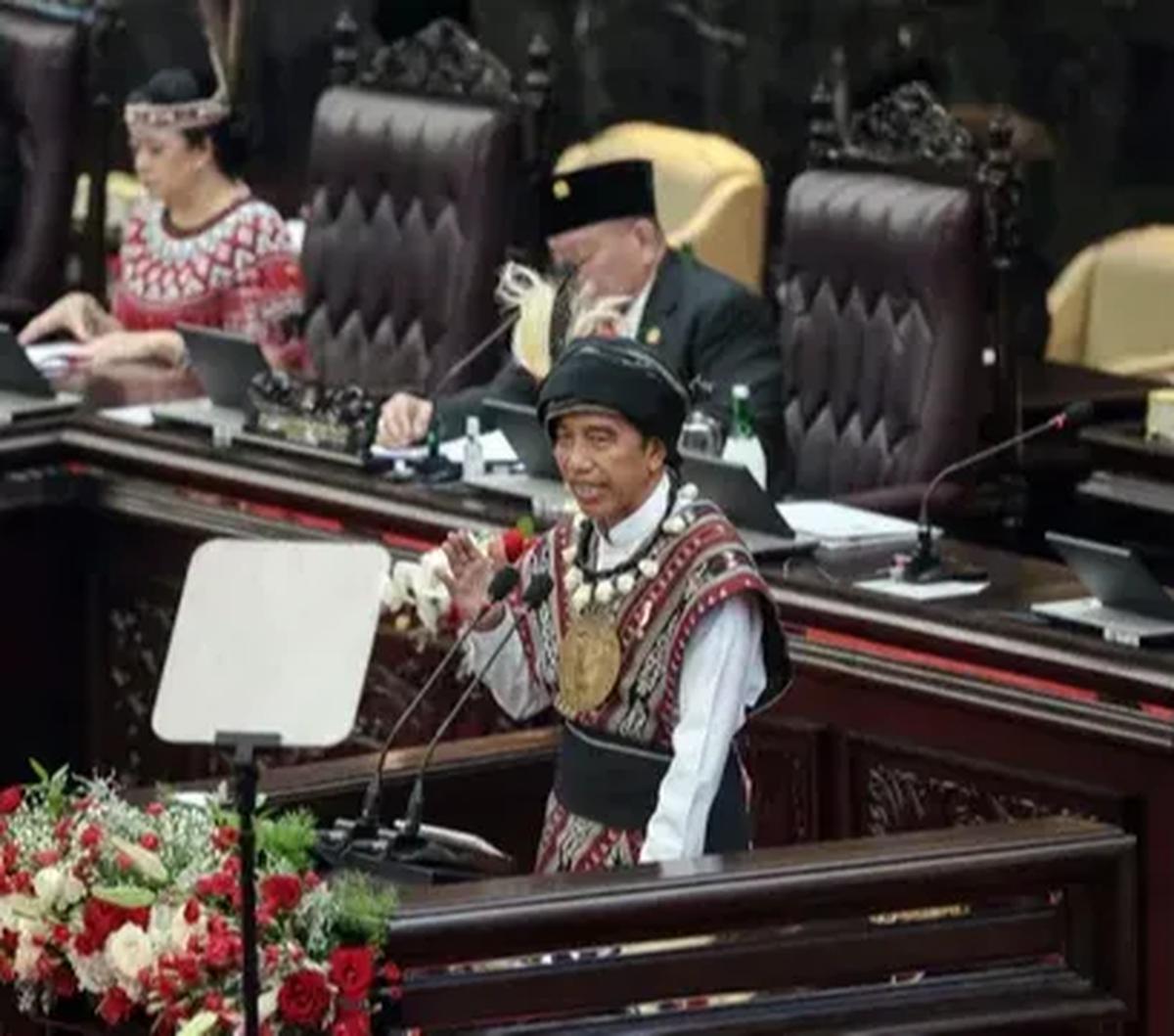 Dia menegaskan bukan lurah tetapi Presiden Republik Indonesia. Sentilan keras itu disampaikan Jokowi ketika membahas Capres dan Cawapres dalam sidang Tahunan MPR/DPR/DPD.