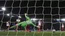 Pemain Leicester City, Riyad Mahrez (2kiri) mencetak gol ke gawang West Bromwich Albion pada laga Premier League di King Power Stadium, Leicester, (16/10/2017). Leicester bermain imbang 1-1. (Nick Potts/PA via AP)