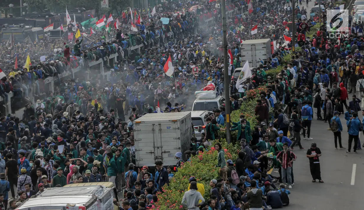 Massa mahasiswa memblokade Tol Dalam Kota saat berunjuk rasa di depan Gedung DPR/ MPR RI, Jakarta, Selasa (24/9/2019). Unjuk rasa menuntut penolakan atas pengesahan sejumlah RUU kontroversial tersebut diwarnai aksi bakar sejumlah kardus di tol dalam kota. (Liputan6.com/Faizal Fanani)
