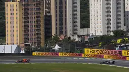 Pembalap Red Bull Max Verstappen (kiri) mengemudikan mobilnya diikuti pembalap Mercedes Lewis Hamilton pada Formula 1 Grand Prix di Sirkuit Interlagos, Sao Paulo, Brasil, 14 November 2021. Lewis Hamilton di urutan pertama, Max Verstappen kedua, dan Valtteri Bottas ketiga. (AP Photo/Andre Penner)