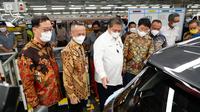 Menteri Koordinator Bidang Perekonomian Airlangga Hartarto saat menyampaikan sambutan dalam kunjungan kerja ke PT Hyundai Motor Manufacturing Indonesia (HMMI) di Cikarang, Selasa (27/12/2022).