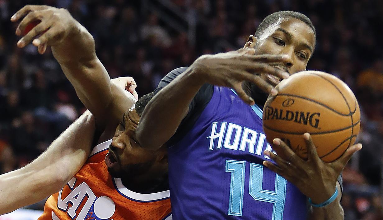 Pemain Charlotte Hornets, Michael Kidd-Gilchrist #14 merebut bola dari pemain Cleveland Cavaliers, Tristan Thompson (kiri)  pada laga NBA di Quicken Loans Arena, (10/12/2016). (AP/Ron Schwane)