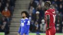 Setelah unggul, Leicester City mati-matian mempertahankan keunggulan. Mereka hanya fokus membuat benteng kukuh sehingga Sadio Mane dan kawan-kawan kesulitan menembus pertahanan dan mencetak gol ke gawang Si Rubah. (AP/Rui Vieira)