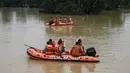 Anggota Pasukan Tanggap Bencana Nasional (NDRF) berpatroli mencari korban banjir di Ghatal, distrik Paschim Medinipur, sekitar 100 km dari Kolkata (2/8/2021). (AFP/Dibyangshu Sarkar)