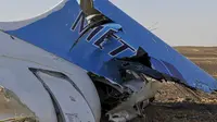 Kondisi pesawat yang hancur akibat terjatuh di pegunungan Sinai, Mesir utara,(31/10/2015). Pesawat Airbus A-321 jatuh pada hari Sabtu, tak lama setelah meninggalkan bandara Sharm el-Sheikh untuk terbang ke St Petersburg, Rusia.(REUTERS/Stringer)