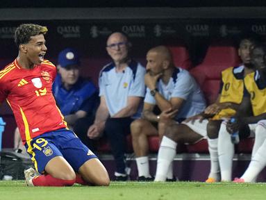 Timnas Spanyol lolos ke final Euro 2024 setelah melakukan comeback gemilang berkat kemenangan 2-1 atas Prancis pada laga semifinal di Allianz Arena, Munchen, Jerman, Rabu (10/7/2024) dini hari WIB. Kemenangan Spanyol tak lepas dari penampilan apik Lamine Yamal, bocah 16 tahun yang mencetak gol penyeimbang 1-1 pada menit ke-21 setelah sempat tertinggal lewat gol Randal Kolo Muani pada menit ke-8. Lamine Yamal pun berhasil mencetak sejarah sebagai pencetak gol termuda di ajang Euro. Berikut ini daftar 6 besar pencetak gol termuda sepanjang sejarah Euro. (AP Photo/Hassan Ammar)