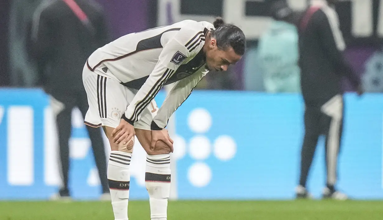 Penyerang timnas Jerman Leroy Sane bereaksi pada akhir duel matchday 3 Grup E Piala Dunia 2022 melawan Kosta Rika di Al Bayt Stadium, Jumat (2/12/2022) dini hari WIB. Jerman tersingkir dari Piala Dunia 2022 Qatar untuk kedua kalinya berturut-turut meski menang 4-2 atas Kosta Rika. (AP Photo/Matthias Schrader)
