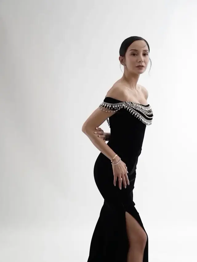 5 Potret Kirana Larasati Pakai Long Dress Belah Samping, Anggun dan Memesona