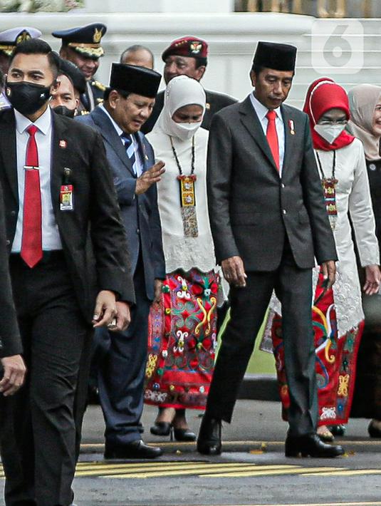 Presiden Joko Widodo atau Jokowi (kanan) bersama Menteri Pertahanan Prabowo Subianto saat akan menyaksikan defile yang menampilkan pasukan tiga matra TNI di depan Istana Merdeka, Jakarta, Rabu (5/10/2022). Kegiatan yang diikuti oleh seluruh kesatuan jajaran TNI ini dalam rangka menyambut HUT ke-77 TNI. (Liputan6.com/Faizal Fanani)