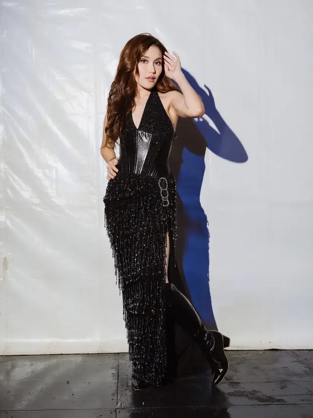 Busana Fantastis Ayu Ting Ting saat Konser Dangdut Dangdutan. [@ayutingting92]