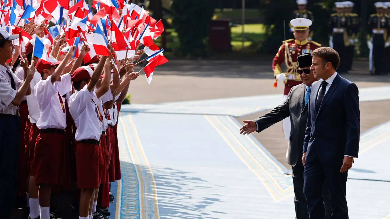 Tiba di Istana Merdeka, Kedatangan Presiden Perancis Emmanuel Macron Disambut Langsung Presiden Prabowo Subianto