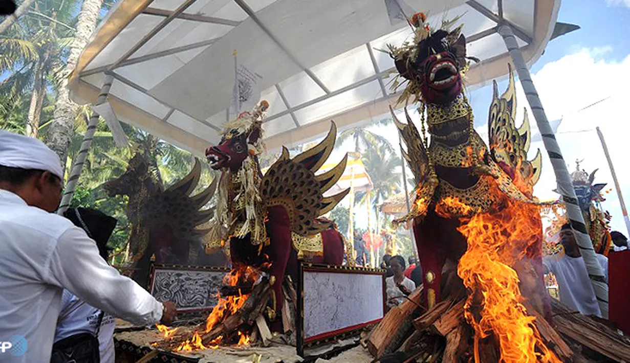 Prosesi pembakaran sarkofagus dalam bentuk kerbau. (AFP/Sonny Tumbelaka/wwn)