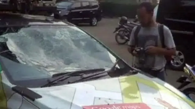 Mobil Google Street View Tabrak Angkot dan Truk