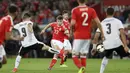 Aksi pemain Wales, Ben Woodburn mencetak gol melewati adangan pemain Austria pada laga Group D kualifikasi Piala Dunia 2018 di Cardiff City Stadium, Cardiff, (2/8/2017). Wales menang 1-0. (David Davies/PA via AP)