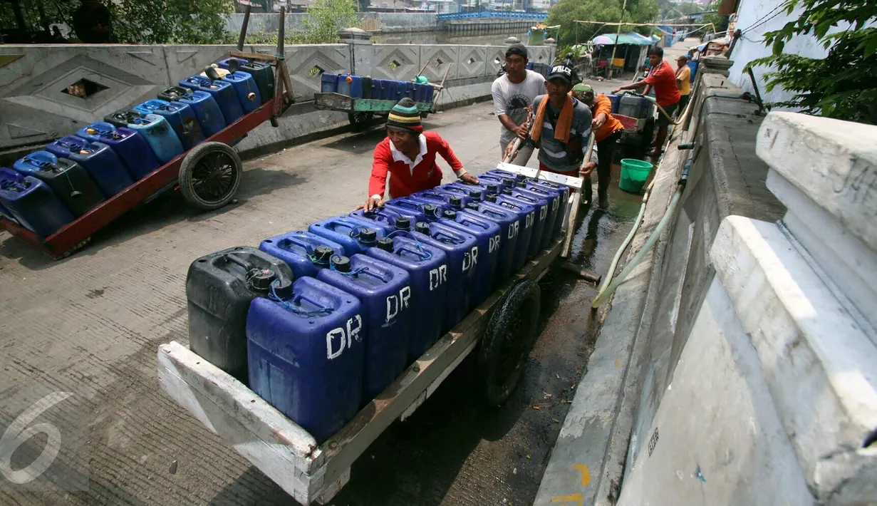 Penjual air bersiap menjual airnya di Jakarta, Rabu (30/11). Air yang dijual 10 ribu per dirigen tersebut banyak dibutuhkan warga yang tinggal di pesisir Jakarta dikarenakan sulitnya mendapatkan air bersih. (Liputan6.com/Angga Yuniar)