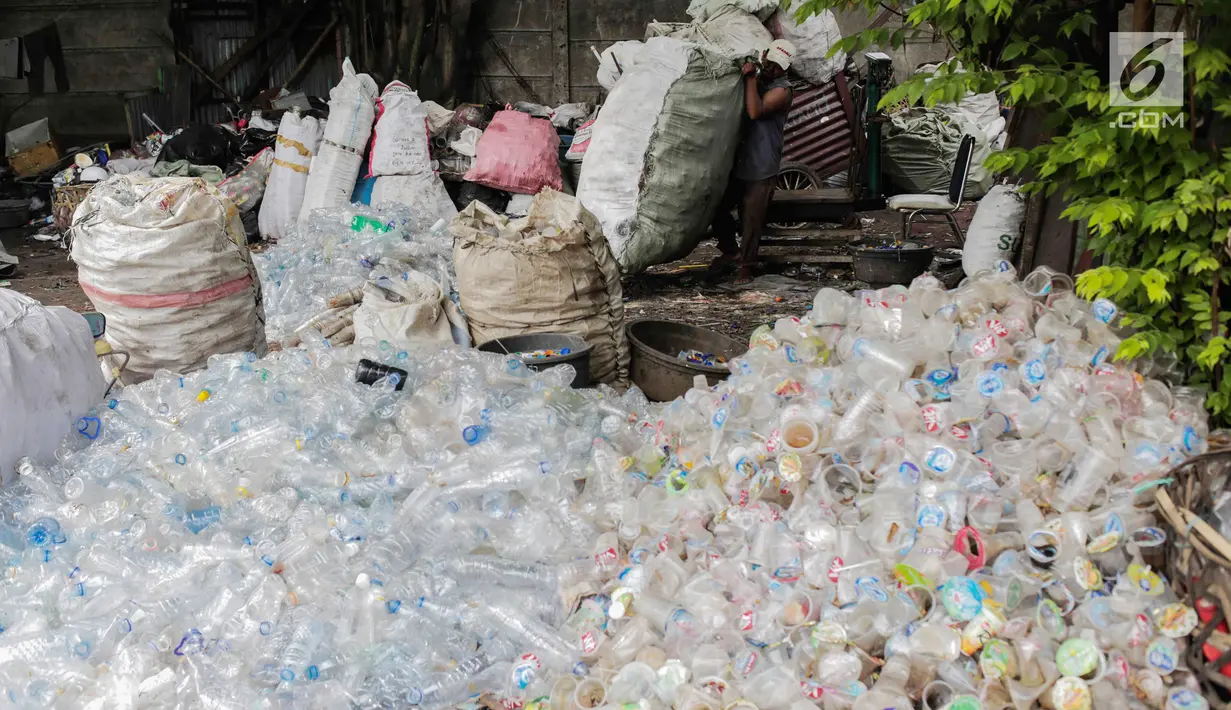 Warga mengumpulkan sampah plastik di permukiman liar di kawasan Bypass, Pramuka, Jakarta Timur, Rabu (21/2). Lahan tersebut sudah dibeli Pemprov DKI sejak 2010. (Liputan6.com/Faizal Fanani)