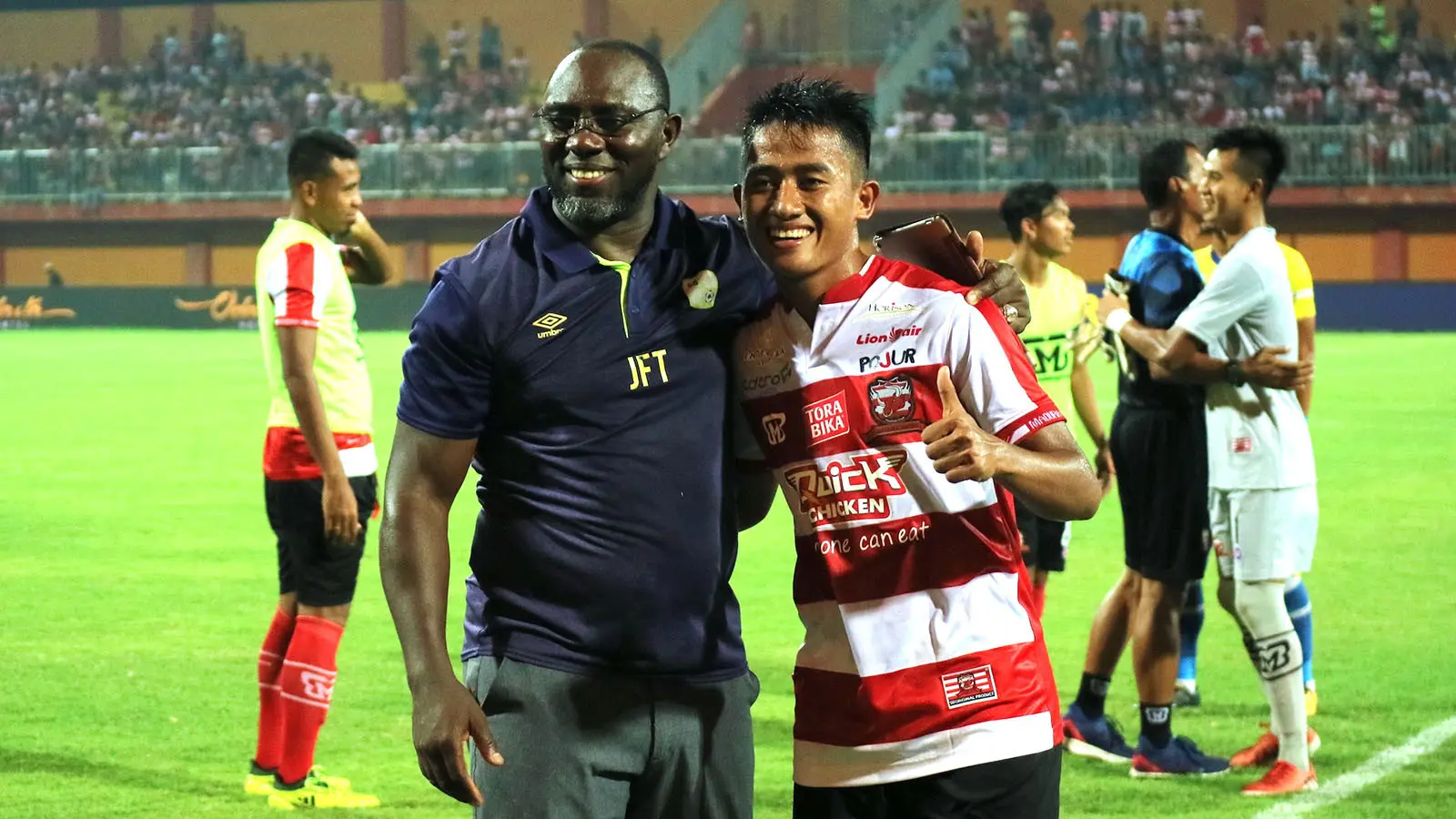 Bayu Gatra bersama pelatih Jacksen F. Tiago setelah laga Madura United vs Barito Putera (26/3/2018) di Stadion Gelora Ratu Pamelingan, Pamekasan. (Bola.com/Aditya Wany)