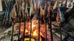 Deretan ikan mas yang diasapkan menggunakan kayu bakar di Setu Tujuh Muara Sawangan, Depok, Minggu (19/06/2022). Proses pengasapan ikan yang memakan waktu sekitar 7 jam ini harus dipesan 1-2 hari sebelum disantap dan dijual dengan harga Rp85.000 per kilogram. (Liputan6.com/Fery Pradolo)