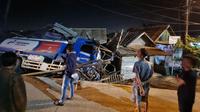 Truk pengangkut tangki muatan BBM menabrak 2 unit rumah warga di Palembang Sumsel (Liputan6.com / Nefri Inge)