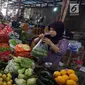 Pedagang melayani pembeli di Pasar Kebayoran, Jakarta, Selasa (1/10/2019). Badan Pusat Statistik (BPS) mencatat Indeks Harga Konsumen pada September 2019 mengalami deflasi sebesar 0,27 persen. Posisi ini lebih rendah dari deflasi Agustus 2019 sebesar 0,68%. (Liputan6.com/Angga Yuniar)