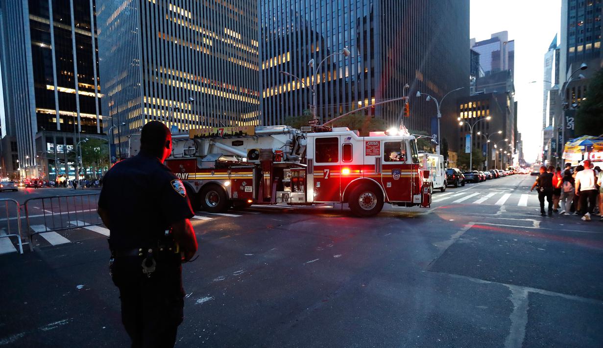 Truk pemadam kebakaran melaju saat pemadaman listrik terjadi di New York, Sabtu (13/7/2019). Petugas pemadam kebakaran mengatakan mereka menanggapi banyak permintaan bantuan, terutama dari orang-orang yang terjebak dalam lift. (AP Photo/Michael Owens)