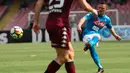 Bek Napoli Mario Rui menendang bola saat melawan Torino dalam pertandingan Liga Italia di San Paolo Comunal Stadium (6/5). Hasil tersebut membuat Napoli mengoleksi 85 poin dan berjarak 6 angka dari Juventus di puncak klasemen.(Cesare Abbate / ANSA via AP)