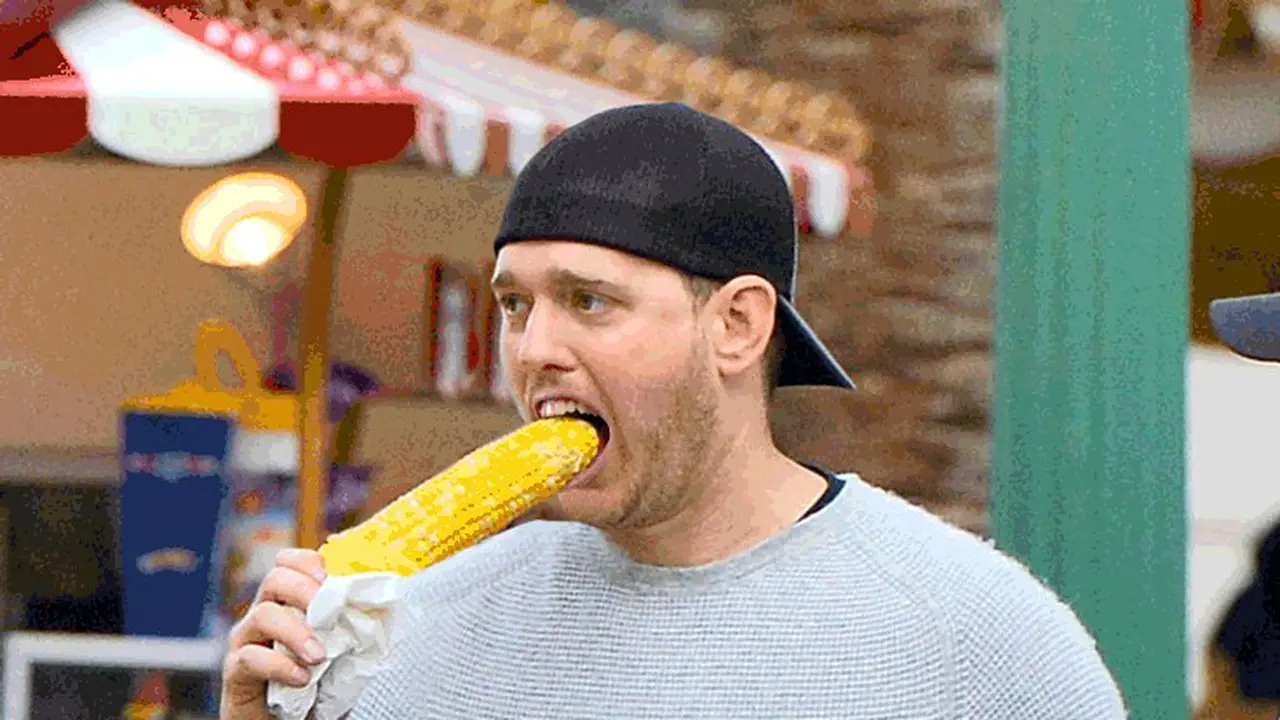 Ups, Foto Meme Michael Buble Makan Jagung Bikin   Netizen Shock