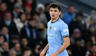 Bek muda Uzbekistan, Abdukodir Khusanov, resmi dikontrak Manchester City hingga musim panas 2029. City menebus sang pemain dari Lens dengan mahar Rp 679,5 miliar. (AFP/Oli Scarff)