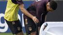 Pemain Jerman Thomas Mueller (kiri) menghibur Jamal Musiala yang sedang memeriksa kakinya karena cedera saat sesi latihan di Kampus DFB, Frankfurt, Jerman, Selasa (20/9/2022). Jerman akan menghadapi Hungaria pada pertandingan sepak bola Grup 3 UEFA Nations League. (ANDRE PAIN/AFP)