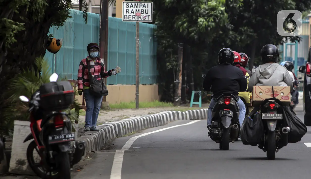 Penjual jasa penukaran uang menawarkan uang baru dalam berbagai pecahan di kawasan Pondok Indah, Jakarta, Kamis (6/5/2021). Penjual melayani penukaran uang pecahan Rp 2.000, Rp 5.000, Rp 10.000, Rp 20.000, dan Rp 75.000 dalam kondisi baru. (Liputan6.com/Johan Tallo)